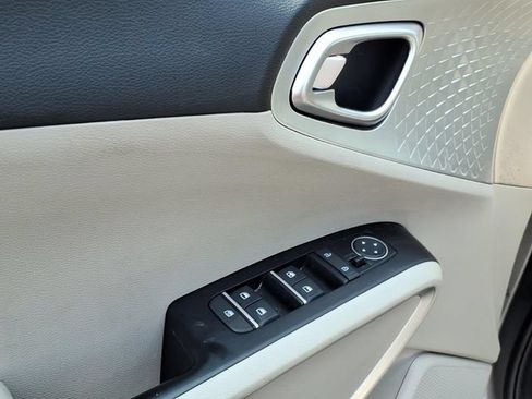 Used 2025 Kia Soul LX w/ LX Technology Package FWD image 13