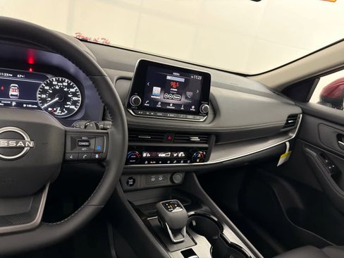 Used 2025 Nissan Rogue SV w/ SV Premium Package FWD image 18