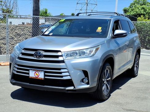 Used 2018 Toyota Highlander XLE FWD image 3