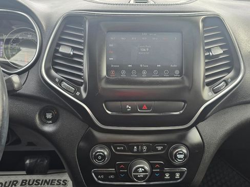 Used 2019 Jeep Cherokee Latitude Plus w/ Comfort/Convenience Group image 9