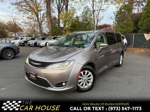 Used 2018 Chrysler Pacifica Touring-L w/ Premium Audio Group image 1