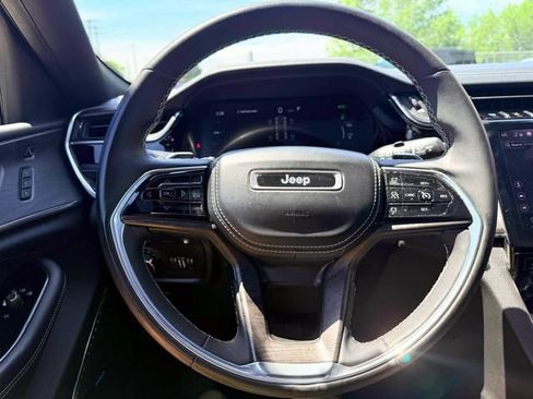 Used 2023 Jeep Grand Cherokee Overland w/ Luxury Tech Group IV AWD/4WD image 23