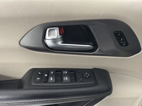 Used 2023 Chrysler Pacifica Touring-L image 22
