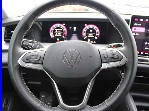 Used 2025 Volkswagen Tiguan SE image 28