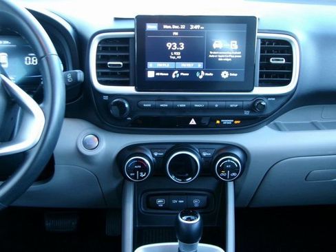 Used 2024 Hyundai Venue SEL FWD image 14