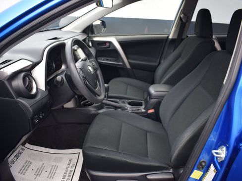 Used 2018 Toyota RAV4 LE w/ Carpet Mat Package AWD/4WD image 13
