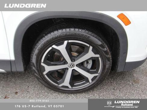 Used 2025 Volkswagen Tiguan SE w/ Panoramic Sunroof Package AWD/4WD image 12