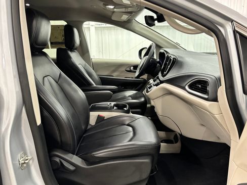 Used 2023 Chrysler Pacifica Touring-L FWD image 21