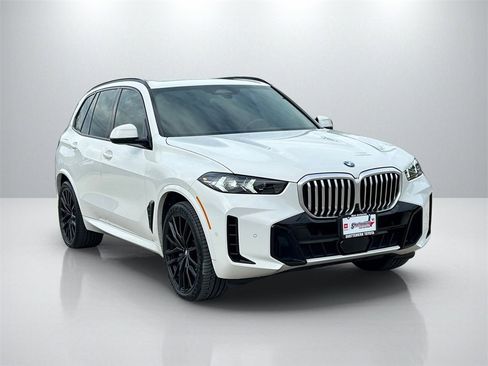 Used 2024 BMW X5 xDrive40i w/ M Sport Package image 3