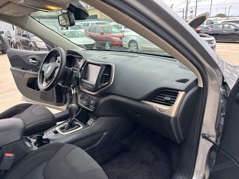 Used 2016 Jeep Cherokee Latitude w/ Safety/Convenience Group image 37