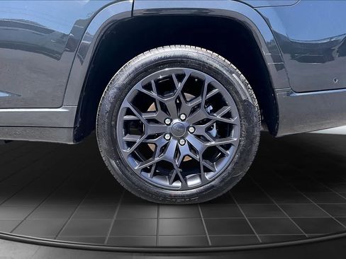 Used 2023 Jeep Grand Cherokee L Summit w/ Advanced Protech Group IV AWD/4WD image 35