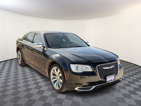 Used 2018 Chrysler 300 Touring w/ Chrome Appearance Package image 6