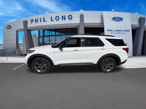 Used 2022 Ford Explorer XLT w/ Equipment Group 202A AWD/4WD image 2