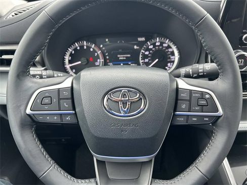 Used 2023 Toyota Highlander LE image 27