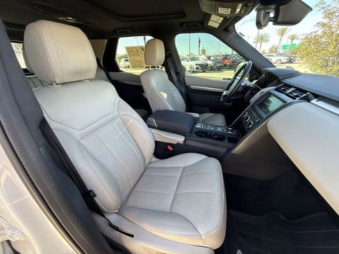 Used 2020 Land Rover Discovery Landmark image 16