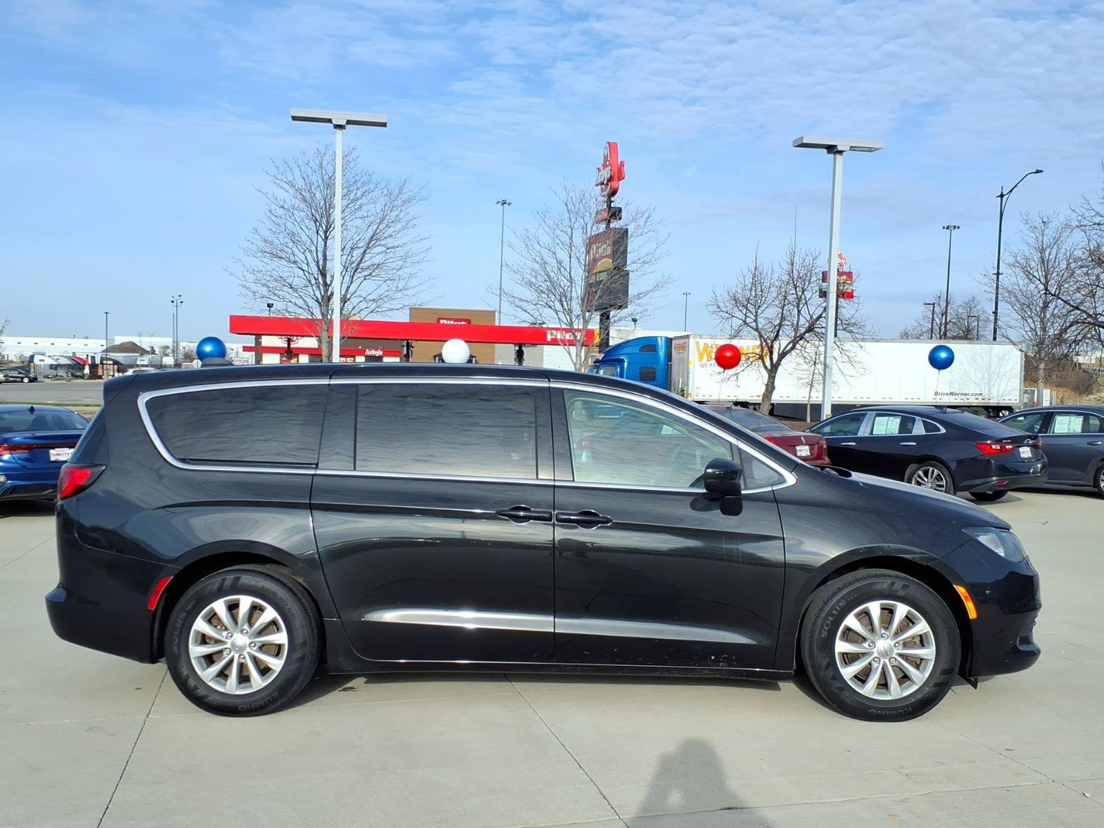 Used 2019 Chrysler Pacifica LX w/ Tire & Wheel Group FWD image 2