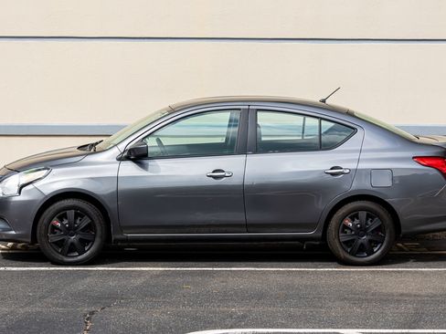 Used 2019 Nissan Versa SV FWD image 5