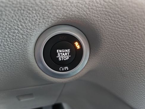 Used 2024 Chrysler Pacifica Touring-L image 27