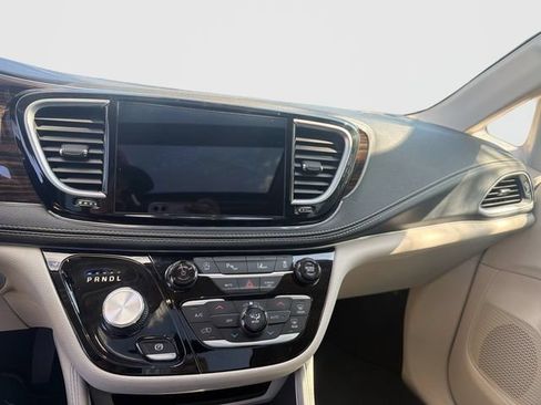 Used 2021 Chrysler Pacifica Limited AWD/4WD image 19