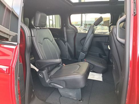 New 2026 Chrysler Pacifica Select AWD/4WD image 14