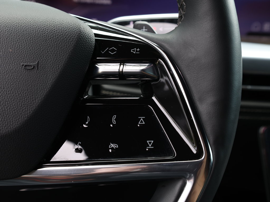 Used 2025 Cadillac Escalade ESV Premium Luxury w/ LPO, Floor Liner Package AWD/4WD image 45