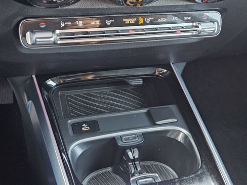 Used 2025 Mercedes-Benz GLB 250 4MATIC image 24