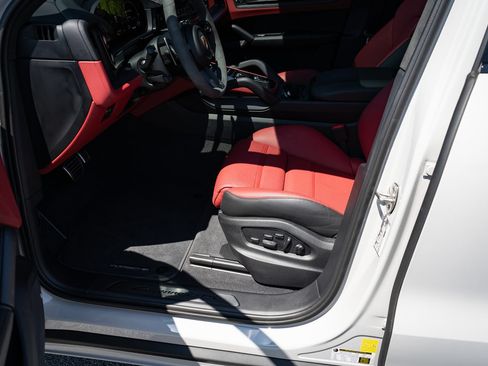 Used 2023 Porsche Cayenne GTS AWD/4WD image 38