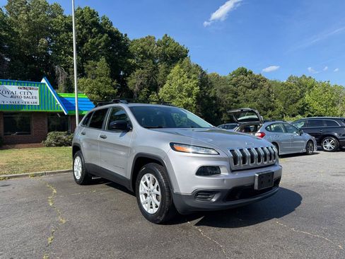 Used 2017 Jeep Cherokee Sport w/ Cold Weather Group AWD/4WD image 3