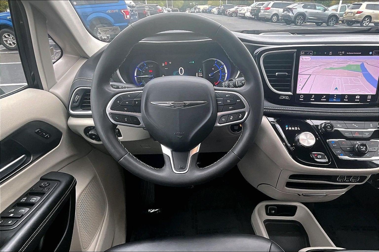 Used 2024 Chrysler Pacifica Limited FWD image 5