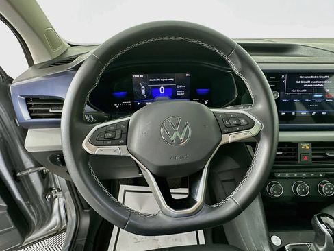 Used 2022 Volkswagen Taos SE w/ Panoramic Sunroof Package FWD image 12