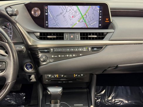 Used 2020 Lexus ES 300h w/ Premium Package image 25
