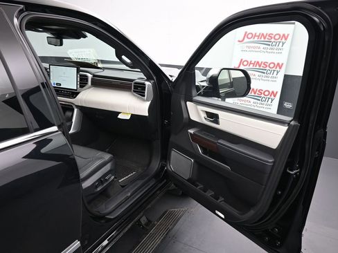 Used 2025 Toyota Sequoia Capstone image 30