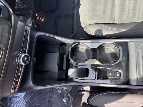 Used 2025 Volvo XC40 B5 Plus image 20