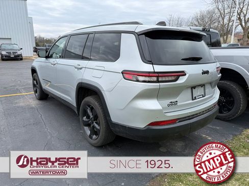 Used 2023 Jeep Grand Cherokee L Laredo image 4