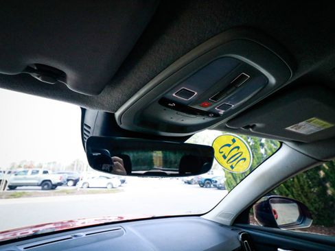 Used 2025 Volvo XC40 B5 Plus image 27