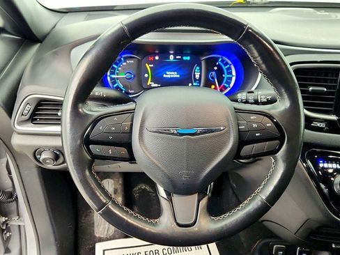 Used 2020 Chrysler Pacifica Touring-L w/ S Appearance Package FWD image 13