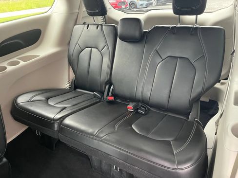 Used 2023 Chrysler Pacifica Touring-L FWD image 23