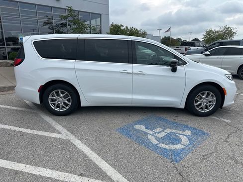 New 2026 Chrysler Pacifica Select image 37