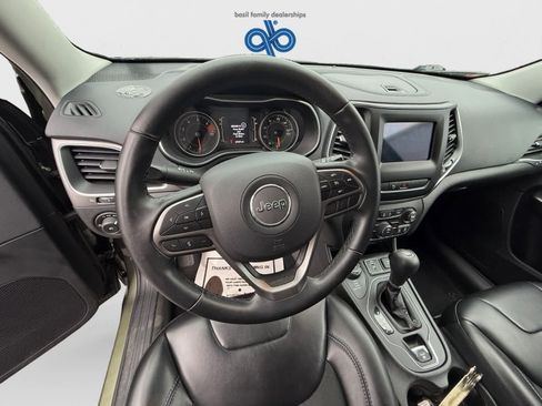 Used 2019 Jeep Cherokee Latitude Plus AWD/4WD image 15