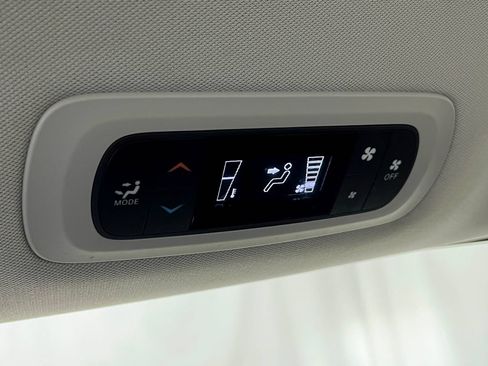 Used 2017 Chrysler Pacifica Touring w/ Tire & Wheel Group FWD image 28