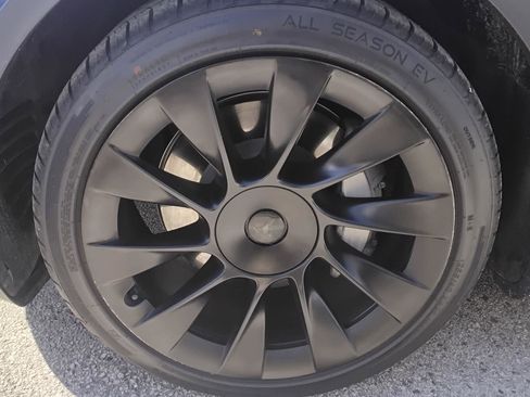 Used 2021 Tesla Model Y Long Range image 10