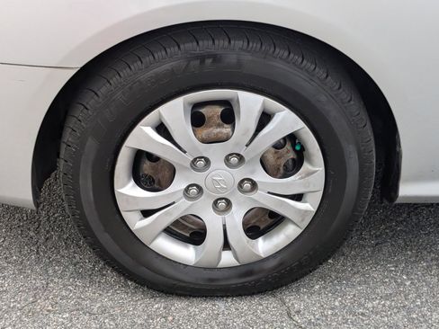Used 2010 Hyundai Elantra GLS FWD image 13