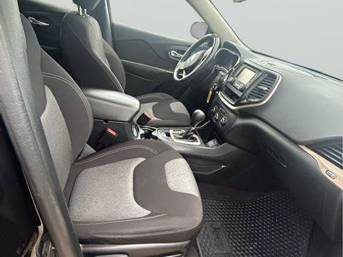 Used 2016 Jeep Cherokee Sport image 10