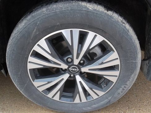 Used 2023 Nissan Rogue SV w/ SV Premium B Package image 16