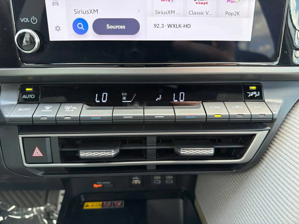Used 2026 Toyota Camry SE FWD image 32