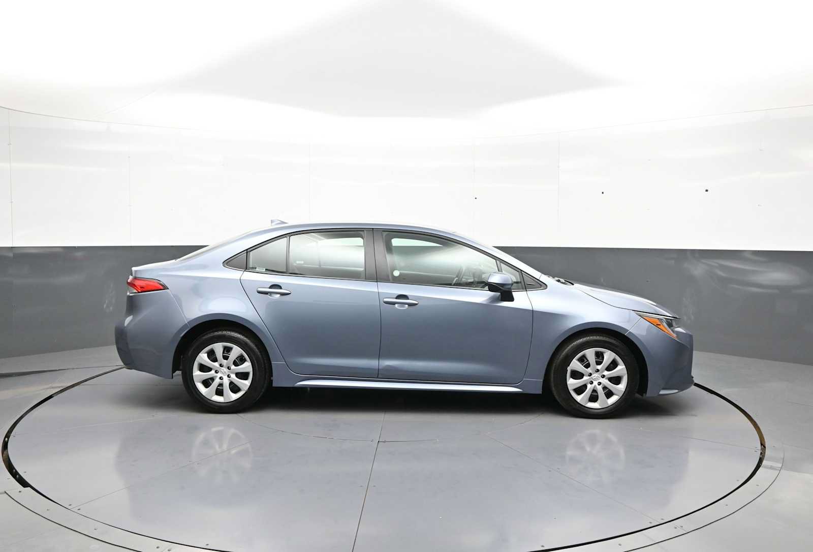 Used 2025 Toyota Corolla LE FWD image 5