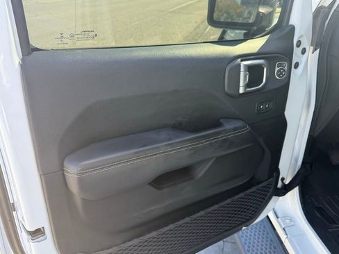 Used 2019 Jeep Wrangler Unlimited Sahara image 10