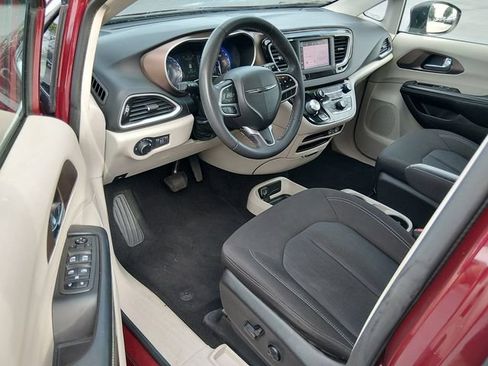 Used 2022 Chrysler Voyager LX FWD image 9