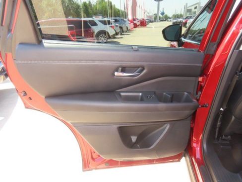 Used 2023 Nissan Pathfinder Platinum FWD image 18