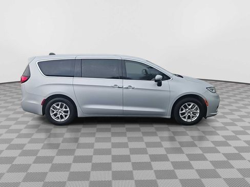 Used 2023 Chrysler Pacifica Touring-L FWD image 9